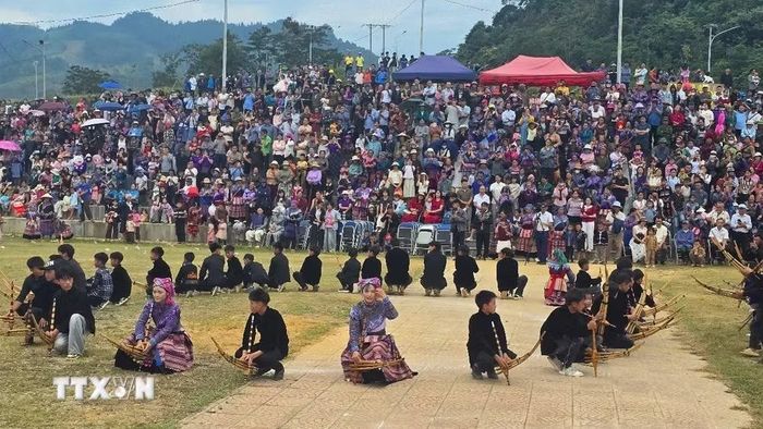 Màn đồng diễn khèn Mông của 100 nghệ nhân và học sinh Sín Chéng tại Lễ hội "Mùa vàng Sín Chéng-Âm vang điệu Khèn". (Ảnh: Hương Thu/TTXVN)