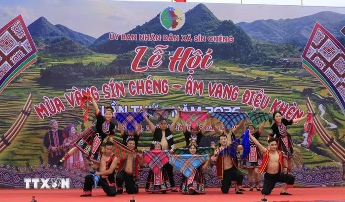 Các tiết mục văn nghệ đậm bản sắc dân tộc Mông tại lễ hội. Ảnh: Hương Thu - TTXVN