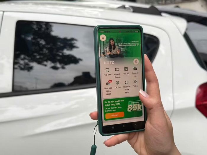 Lái xe cần có tài khoản giao thông để qua trạm thu phí. (Ảnh: PV/Vietnam+)