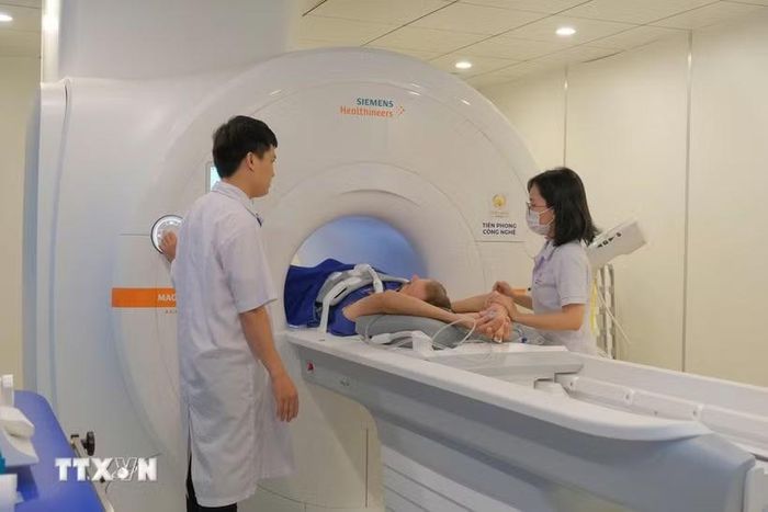 Chụp chiếu, tầm soát, phát hiện sớm ung thư bằng thiết bị hiện đại tại các cơ sở y tế. (Ảnh: TTXVN)