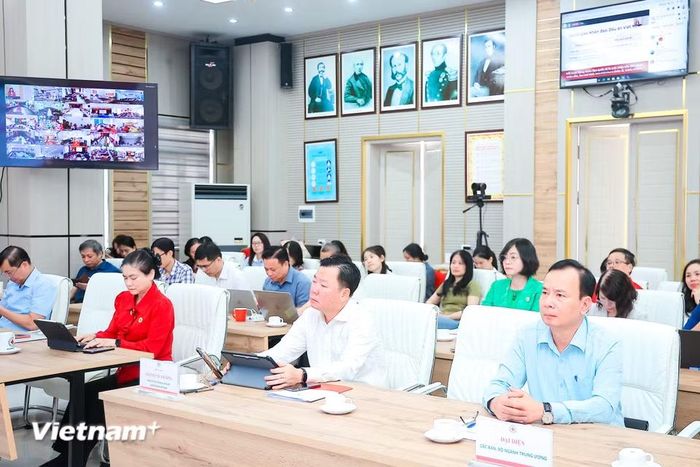 Trong ngày làm việc thứ nhất, Hội nghị tập trung nghiên cứu, học tập và quán triệt 4 chuyên đề. Sáu nhóm nội dung được xây dựng theo hướng xuyên suốt từ nhận thức đến hành động, từ định hướng chung đến tổ chức thực hiện, gồm: quán triệt những nội dung cốt lõi của Nghị quyết Đại hội XII; triển khai nhiệm vụ trọng tâm và ba khâu đột phá; đổi mới hoạt động nhân đạo và xây dựng cộng đồng an toàn, tự cường; đổi mới tổ chức, quản trị và chuyển đổi số; đổi mới truyền thông, vận động nguồn lực, đối ngoại và hợp tác quốc tế; tổ chức thực hiện Nghị quyết gắn với trách nhiệm, tiến độ, kiểm tra và giám sát. (Ảnh: Hoài Nam/Vietnam+)