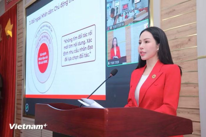 Bà Lê Nữ Thùy Dương - Phó Chủ tịch Trung ương Hội Chữ thập đỏ Việt Nam, trình bày chuyên đề “Đổi mới công tác truyền thông, vận động nguồn lực, đối ngoại nhân dân và hợp tác quốc tế; xây dựng văn hóa nhân đạo, thương hiệu và nâng cao vị thế Hội Chữ thập đỏ Việt Nam. (Ảnh: Hoài Nam/Vietnam+)