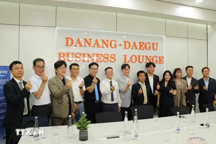 Các đại biểu chụp ảnh lưu niệm tại Lễ ra mắt Không gian trình diễn công nghệ và đổi mới sáng tạo thành phố Daegu (Hàn Quốc) tại Đà Nẵng. (Ảnh: Khoa Chương/TTXVN)