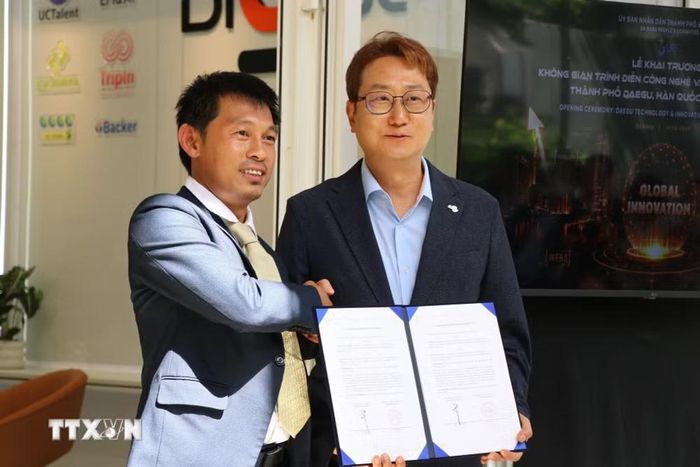 Đại diện doanh nghiệp của hai bên Đà Nẵng và Daegu trao đổi biên bản ghi nhớ hợp tác tại Lễ ra mắt Không gian trình diễn công nghệ và đổi mới sáng tạo thành phố Daegu (Hàn Quốc) ở Đà Nẵng. (Ảnh: Khoa Chương/TTXVN)