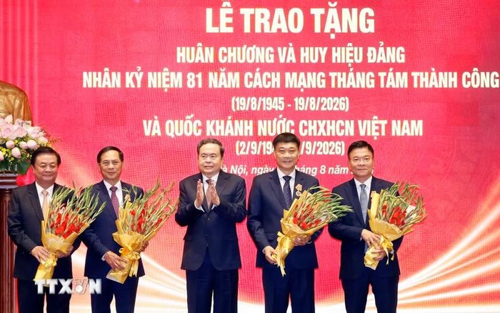 Chủ tịch Quốc hội Trần Thanh Mẫn trao Huân chương Độc lập hạng Nhì cho các đồng chí nguyên lãnh đạo Đảng, Nhà nước. (Ảnh: Thống Nhất/TTXVN)