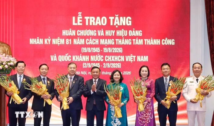 Đồng chí Trần Cẩm Tú, Uỷ viên Bộ Chính trị, Thường trực Ban Bí thư trao tặng Huy hiệu 35 năm tuổi Đảng cho các đại biểu. (Ảnh: Thống Nhất/TTXVN)
