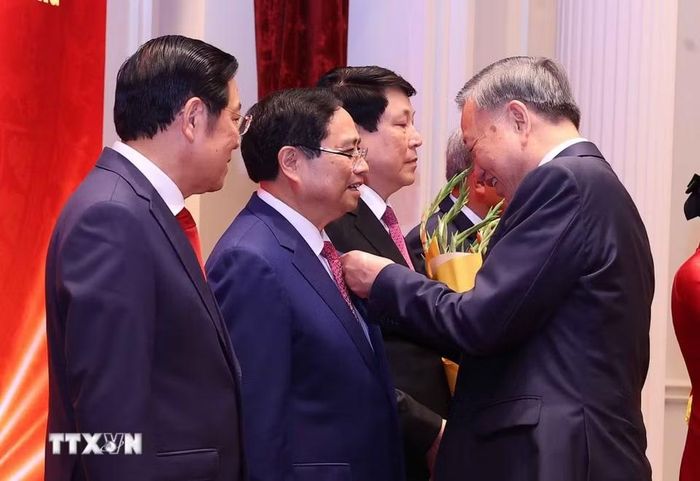 Tổng Bí thư, Chủ tịch nước Tô Lâm trao tặng Huân chương Hồ Chí Minh cho nguyên Ủy viên Bộ Chính trị, nguyên Thủ tướng Chính phủ Phạm Minh Chính. (Ảnh: Văn Điệp/TTXVN)
