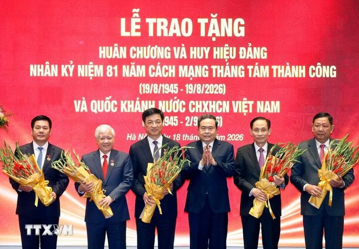 Chủ tịch Quốc hội Trần Thanh Mẫn trao tặng Huy hiệu 40 năm tuổi Đảng cho các đồng chí lãnh đạo Đảng, Nhà nước. (Ảnh: Thống Nhất/TTXVN)