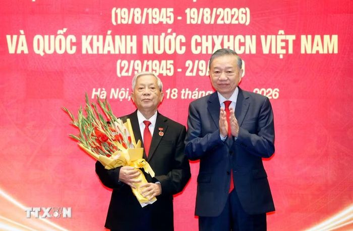 Tổng Bí thư, Chủ tịch nước Tô Lâm trao tặng Huy hiệu 60 năm tuổi Đảng cho đồng chí Nguyễn Khoa Điềm, nguyên Ủy viên Bộ Chính trị, nguyên Bí thư Trung ương Đảng, nguyên Trưởng ban Tư tưởng-Văn hóa Trung ương. (Ảnh: Thống Nhất/TTXVN)