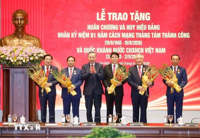 Tổng Bí thư, Chủ tịch nước Tô Lâm trao tặng Huân chương Hồ Chí Minh cho các đồng chí nguyên lãnh đạo Đảng, Nhà nước. (Ảnh: Thống Nhất/TTXVN)