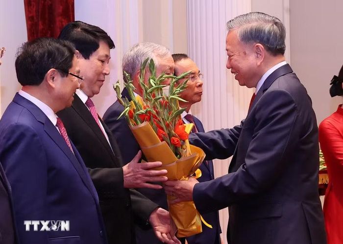 Tổng Bí thư, Chủ tịch nước Tô Lâm trao tặng Huân chương Hồ Chí Minh và tặng hoa chúc mừng nguyên Ủy viên Bộ Chính trị, nguyên Chủ tịch nước Lương Cường. (Ảnh: Văn Điệp/TTXVN)