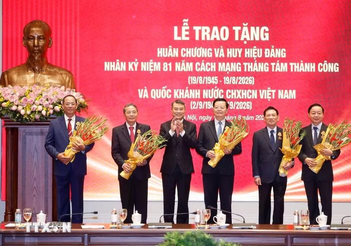 Thủ tướng Lê Minh Hưng trao Huân chương Độc lập hạng Nhất cho các đồng chí nguyên lãnh đạo Đảng, Nhà nước. (Ảnh: Thống Nhất/TTXVN)