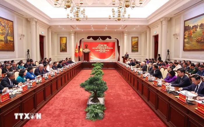 Hội nghị gặp mặt Ủy viên Bộ Chính trị, Ủy viên Ban Bí thư các thời kỳ, Ủy viên Ban Bí thư các thời kỳ, Ủy viên Trung ương Đảng khóa XIII không tái cử khóa XIV. (Ảnh: Văn Điệp/TTXVN)