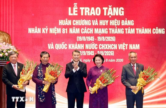 Thủ tướng Lê Minh Hưng trao Huy hiệu 45 năm tuổi Đảng cho các đồng chí nguyên lãnh đạo Đảng, Nhà nước. (Ảnh: Thống Nhất/TTXVN)