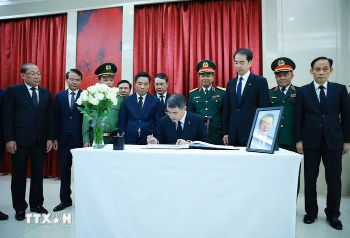 Thủ tướng Lê Minh Hưng ghi sổ tang đồng chí Chu Dung Cơ, nguyên Thủ tướng nước Cộng hòa Nhân dân Trung Hoa. (Ảnh: Dương Giang/TTXVN)