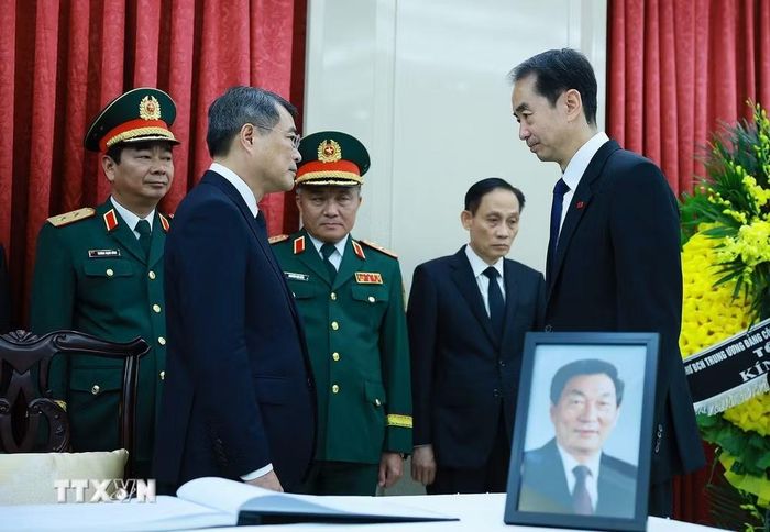 Thủ tướng Lê Minh Hưng chia buồn với cán bộ Đại sứ quán Trung Quốc tại Việt Nam. (Ảnh: Dương Giang/TTXVN)