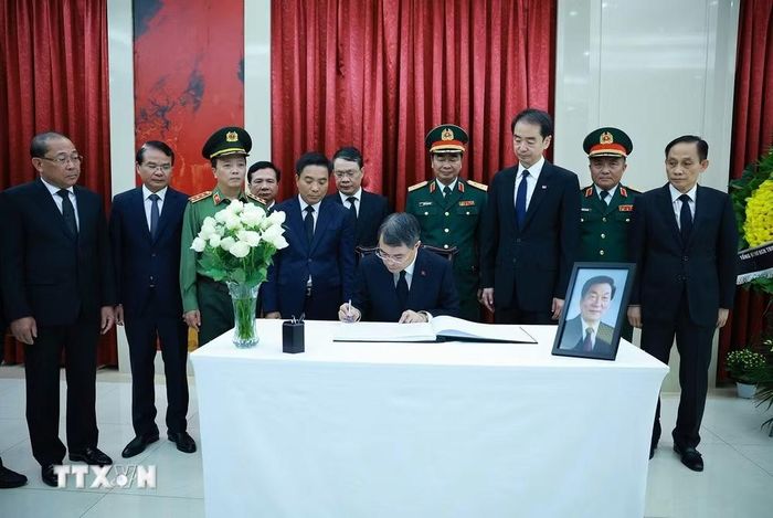 Thủ tướng Lê Minh Hưng ghi sổ tang đồng chí Chu Dung Cơ, nguyên Thủ tướng nước Cộng hòa Nhân dân Trung Hoa. (Ảnh: Dương Giang/TTXVN)