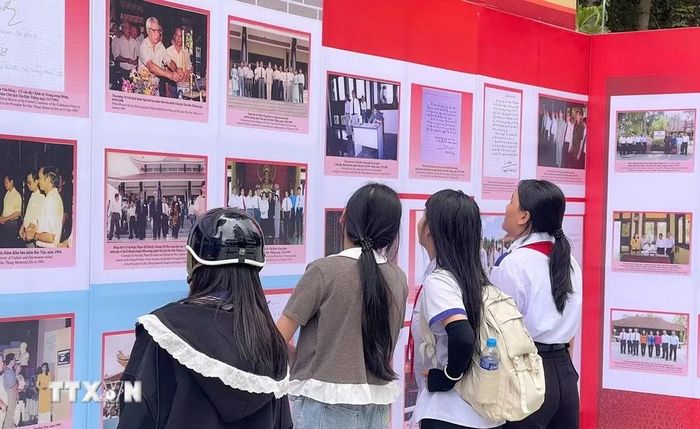 Các em học sinh trên địa bàn xã Mỹ Hoà Hưng tham quan triển lãm. (Ảnh: Công Mạo/TTXVN)