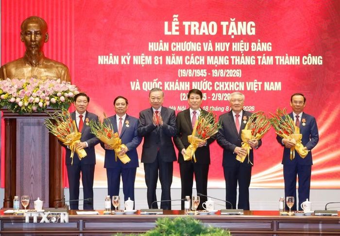 Tổng Bí thư, Chủ tịch nước Tô Lâm trao tặng Huân chương Hồ Chí Minh cho các đồng chí nguyên lãnh đạo Đảng, Nhà nước. (Ảnh: Thống Nhất/TTXVN)