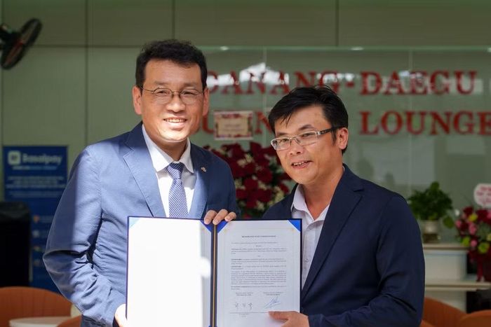 Ký kết biên bản ghi nhớ hợp tác (MOU) giữa các doanh nghiệp của Đà Nẵng và Daegu. (Ảnh: Thanh Phong/Vietnam+)