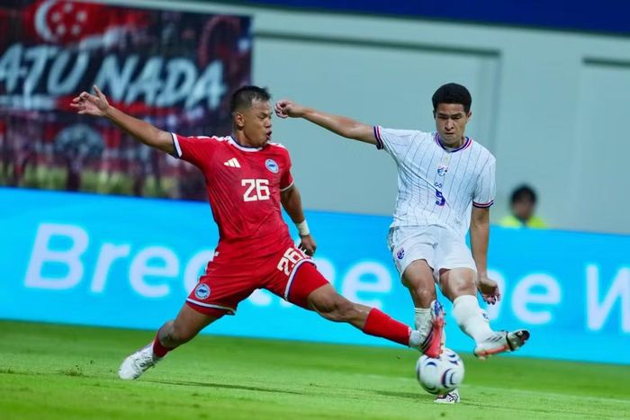 Singapore (áo đỏ) nhận 2 bàn thua chóng vánh ở trận bán kết lượt đi. (Ảnh: FA Thailand)