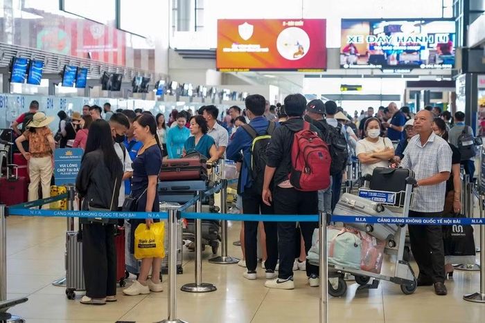 Hành khách làm thủ tục chuyến bay tại Cảng Hàng không quốc tế Nội Bài. (Ảnh: PV/Vietnam+)