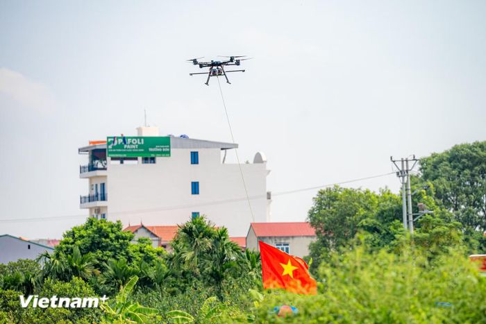 Các mẫu UAV lưỡng dụng thuộc dòng H-X do Việt Nam nghiên cứu, phát triển được đưa vào diễn tập cùng hệ thống nhận diện, giám sát và tác chiến trên không gian tầm thấp. (Ảnh: Minh Sơn/Vietnam+)