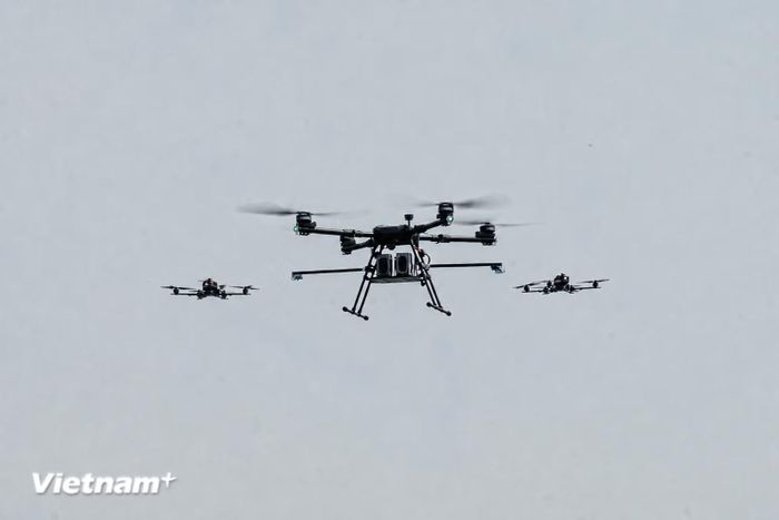 Điểm đáng chú ý là phương án sử dụng UAV "mẹ" mang theo hai UAV "con" tới khu vực đánh chặn. (Ảnh: Minh Sơn/Vietnam+)