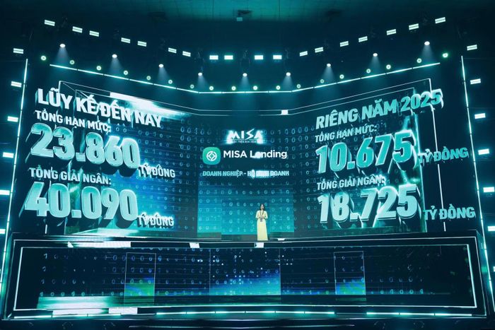 Các ngân hàng thương mại trình bày sản phẩm ứng dụng AI vào hoạt động kinh doanh. (Ảnh: Vietnam+)