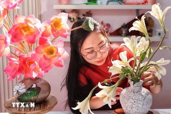 Không dừng lại ở hoa sen, nguyên liệu làm tò he còn được tạo hình thành hoa loa kèn với đầy đủ cánh, nhụy, nụ và thân, mở rộng khả năng tạo hình cho bánh Trung Thu. (Ảnh: Phạm Tuấn Anh/TTXVN)
