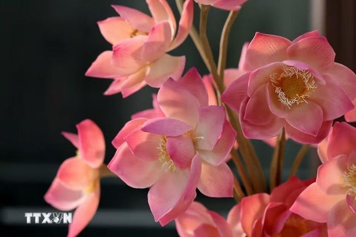 Những cánh sen mỏng, đường gân và phần nhụy được chăm chút nhằm tạo sắc độ và cấu trúc gần với một đóa sen đang nở. (Ảnh: Phạm Tuấn Anh/TTXVN)