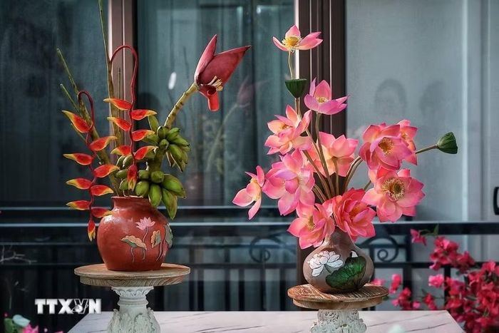 Những bình hoa sen, hoa chuối được tạo hình từ nguyên liệu làm bánh Trung Thu và nguyên liệu làm tò he được hoàn thiện với nhiều sắc thái, kiểu dáng khác nhau khiến người xem khó nhận ra đây là những sản phẩm có thể ăn được. (Ảnh: Phạm Tuấn Anh/TTXVN)