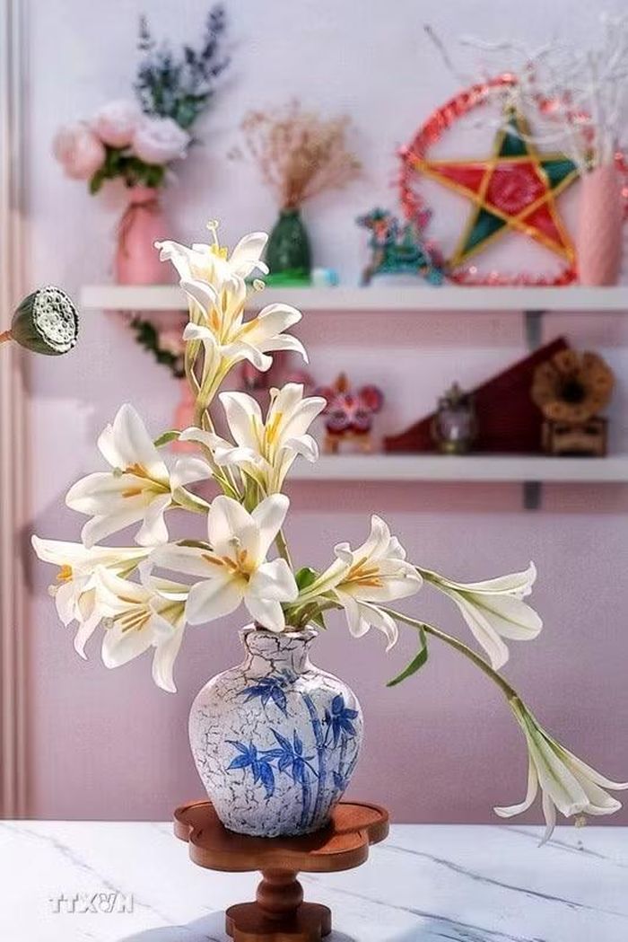 Một chiếc bánh Trung Thu tạo hình bình hoa loa kèn (hoa ly) cực kỳ độc đáo và siêu thực do chị Nguyễn Thị Thùy Dương (Hà Nội) cùng các cộng sự thực hiện. (Ảnh: Phạm Tuấn Anh/TTXVN)