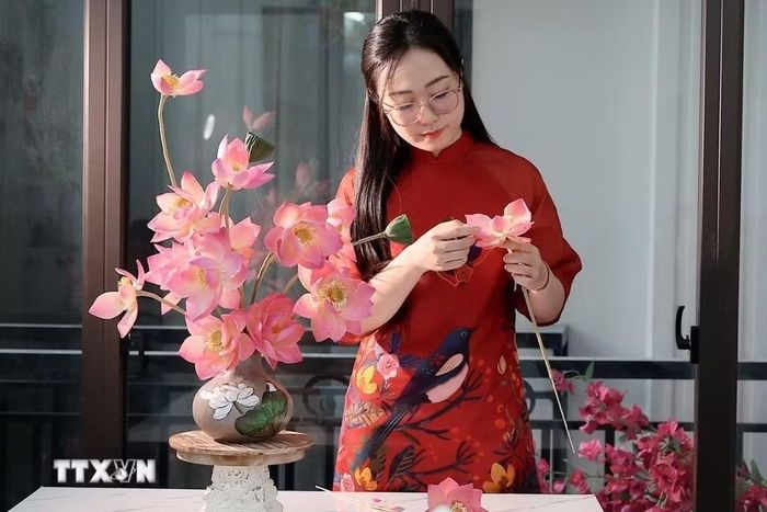 Những bông sen sau khi hoàn thiện được kết lại thành một bình hoa, biến chiếc bánh Trung thu truyền thống thành một sản phẩm tạo hình có tính trang trí. (Ảnh: Phạm Tuấn Anh/TTXVN)