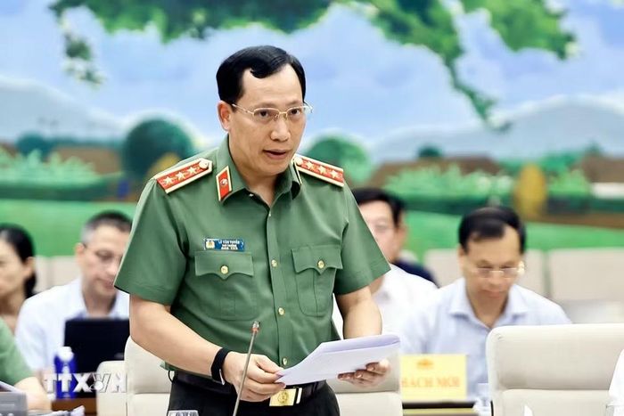 Thượng tướng Lê Văn Tuyến, Thứ trưởng Bộ Công an thuyết trình về nội dung cơ bản của dự thảo. (Ảnh: Doãn Tấn/TTXVN)