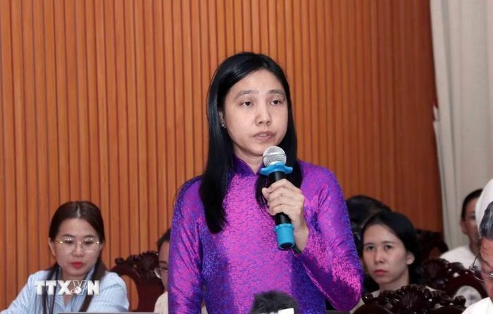 Bà Hà Thanh, Chủ tịch Liên hiệp các tổ chức hữu nghị Thành phố, Chủ nhiệm Hội đồng tư vấn Hội nhập Quốc tế - Đối ngoại nhân dân và Kiều bào thuộc Ủy ban MTTQ Việt Nam Thành phố Hồ Chí Minh phát biểu tại Hội nghị. (Ảnh: Xuân Khu/TTXVN)