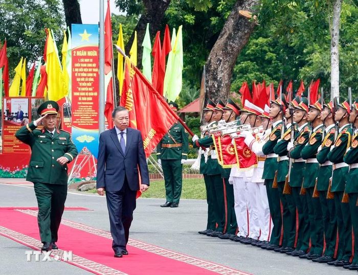 Tổng Bí thư, Chủ tịch nước Tô Lâm, Bí thư Quân ủy Trung ương, thăm, làm việc với Sư đoàn bộ binh cơ giới 308, Quân đoàn 12. (Ảnh: Thống Nhất/TTXVN)