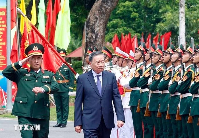 Tổng Bí thư, Chủ tịch nước Tô Lâm, Bí thư Quân ủy Trung ương thăm, làm việc với Sư đoàn bộ binh cơ giới 308, Quân đoàn 12. (Ảnh: Thống Nhất/TTXVN)