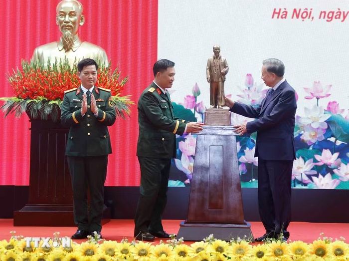 Tổng Bí thư, Chủ tịch nước Tô Lâm trao bức tượng Chủ tịch Hồ Chí Minh tặng Sư đoàn bộ binh cơ giới 308. (Ảnh: Thống Nhất/TTXVN)