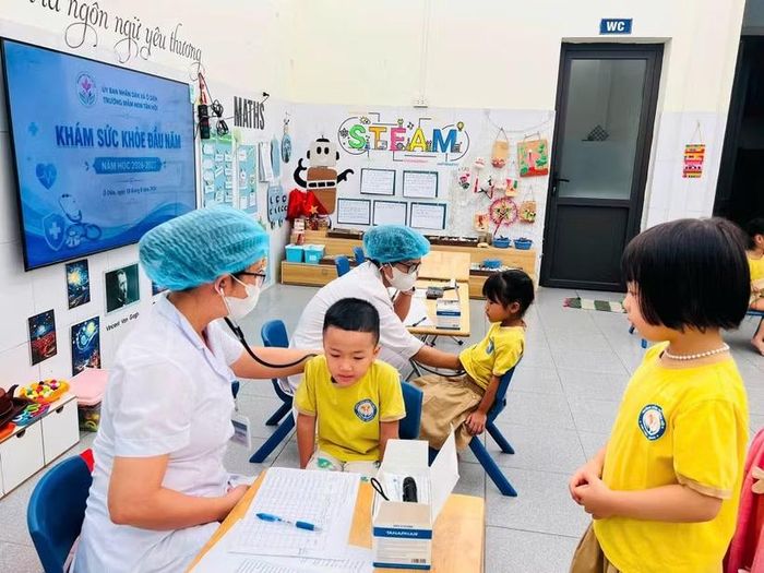 Bác sỹ theo dõi, khám sức khỏe cho trẻ em. (Ảnh: PV/Vietnam+)