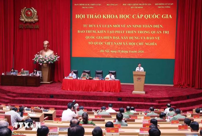 PGS.TS Đoàn Minh Huấn, Ủy viên Bộ Chính trị, Giám đốc Học viện Chính trị quốc gia Hồ Chí Minh phát biểu đề dẫn Hội thảo. (Ảnh: Văn Điệp/TTXVN)
