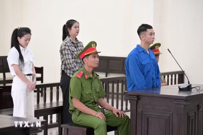 Các bị cáo Phan Trọng Hiếu, Nguyễn Thị Hào và Tô Hạnh Nhi tại phiên tòa xét xử sơ thẩm. (Ảnh: TTXVN phát)