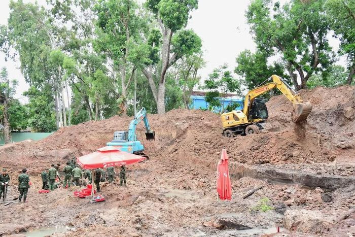 Các lực lượng đã xử lý hơn 400 mét khối đất tại vị trí thứ 2 (Khu B), mở rộng phạm vi tìm kiếm với sự hỗ trợ của 3 máy cuốc, 1 xe ben và 2 xe tải 3,5 tấn. (Ảnh: PV/Vietnam+)