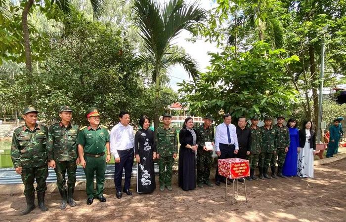 Đoàn công tác tỉnh Tây Ninh do bà, Ủy viên Ban Chấp hành Trung ương Đảng, Phó Bí thư Thường trực Tỉnh ủy dẫn đầu đã đến thăm và động viên các lực lượng làm nhiệm vụ tại Công viên Lê Thị Riêng. (Ảnh: PV/Vietnam+)