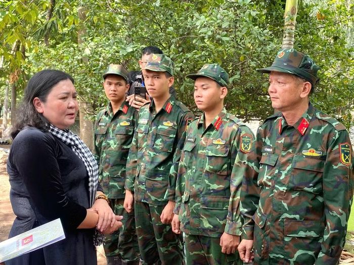 Bà Hồ Thị Hoàng Yến, Ủy viên Ban Chấp hành Trung ương Đảng, Phó Bí thư Thường trực Tỉnh ủy động viên các chiến sĩ làm nhiệm vụ tại Công viên Lê Thị Riêng. (Ảnh: PV/Vietnam+)