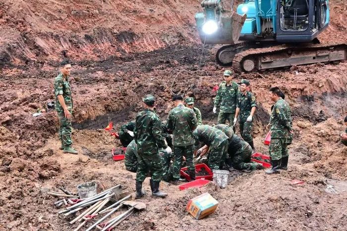 Công tác tìm kiếm, quy tập hài cốt liệt sỹ tại khu vực B, công viên Lê Thị Riêng. (Ảnh: TTXVN phát)