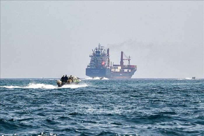 Tàu hàng Marsa Victory mang cờ hiệu của St Kitt's & Neviswhile neo ở ngoài khơi bán đảo Musandam, Oman, chờ qua eo biển Hormuz, ngày 25/6/2025. Ảnh: Getty Images/TTXVN
