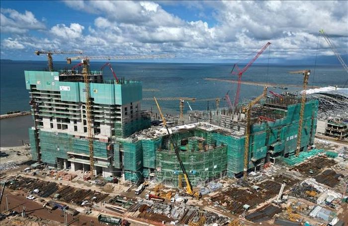 Công trình hạ tầng kỹ thuật phục vụ Hội nghị APEC 2027 trên địa bàn đặc khu Phú Quốc (An Giang) đang giai đoạn thi công. Ảnh: TTXVN phát