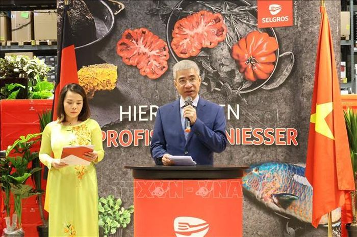 Đại sứ Việt Nam tại Đức Nguyễn Đắc Thành phát biểu khai mạc Tuần hàng Việt Nam tại Selgros. Ảnh: Thu Hằng/PV TTXVN tại Đức