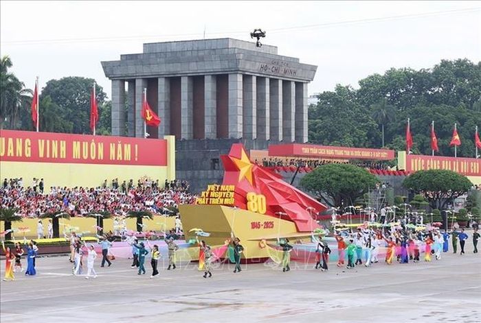 Xe mô hình biểu tượng 80 năm Ngày Cách mạng tháng Tám và Quốc khánh nước CHXHCN Việt Nam, ngày 30/8/2025. Ảnh: TTXVN